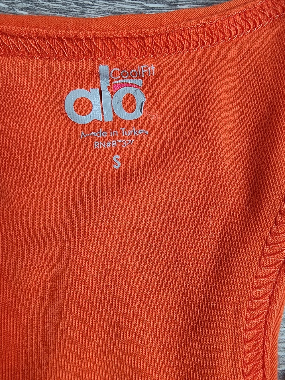 ALO Yoga Orange Striped V-Neck Women’s Fitted  Babydoll Workout Top Sm Y2K Print